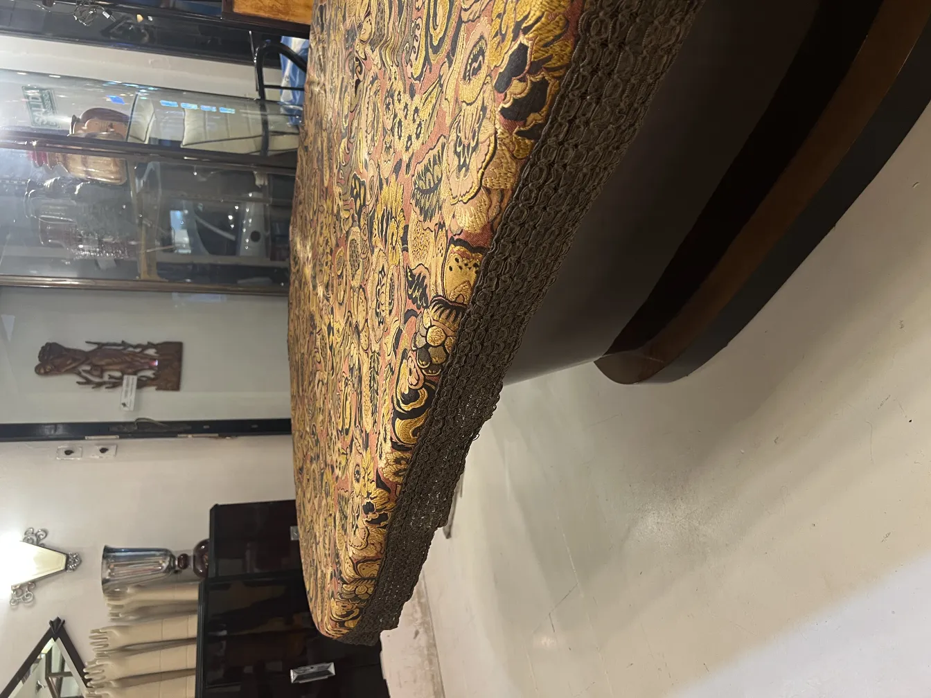 nappe ancienne dans un cadre décoratif avec des meubles