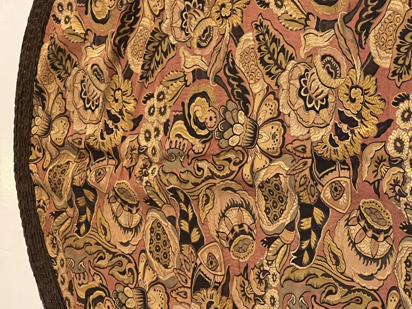 장식적인 고대 식탁보, 생생한 꽃 무늬