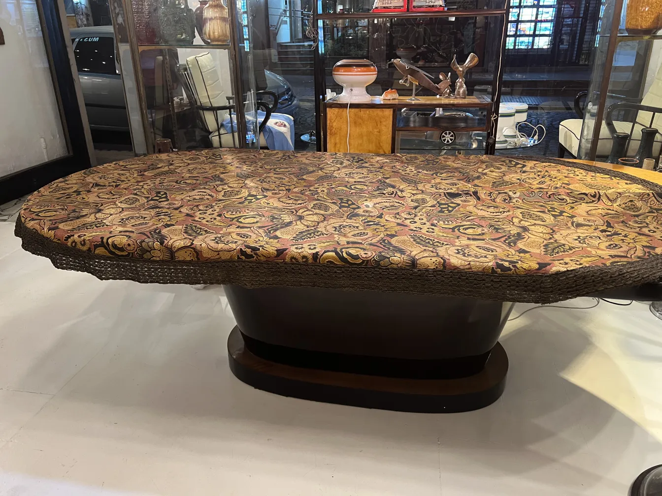 Toalha de mesa antiga com decoração floral em ambiente vintage