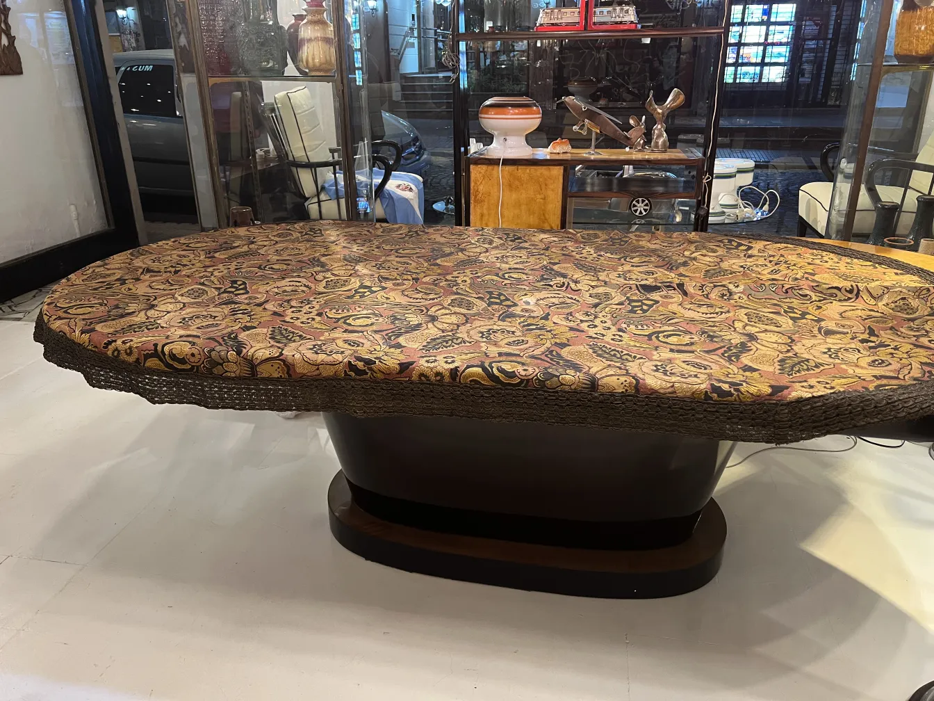 nappe ancienne sur table ovale, avec motifs colorés et bords décoratifs