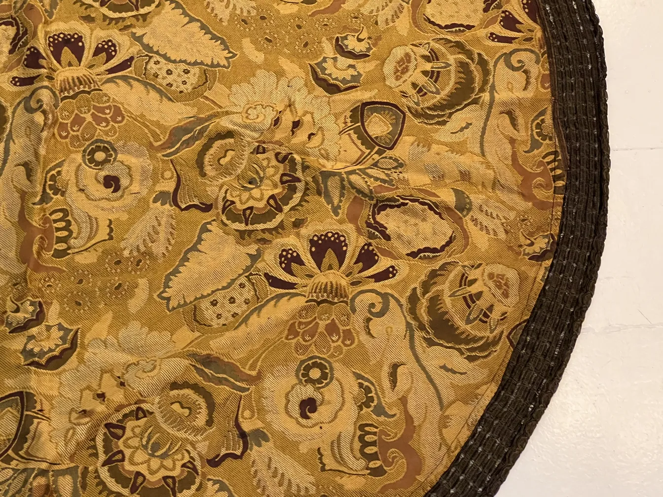 toalha de mesa antiga dourada com flores em estilo clássico