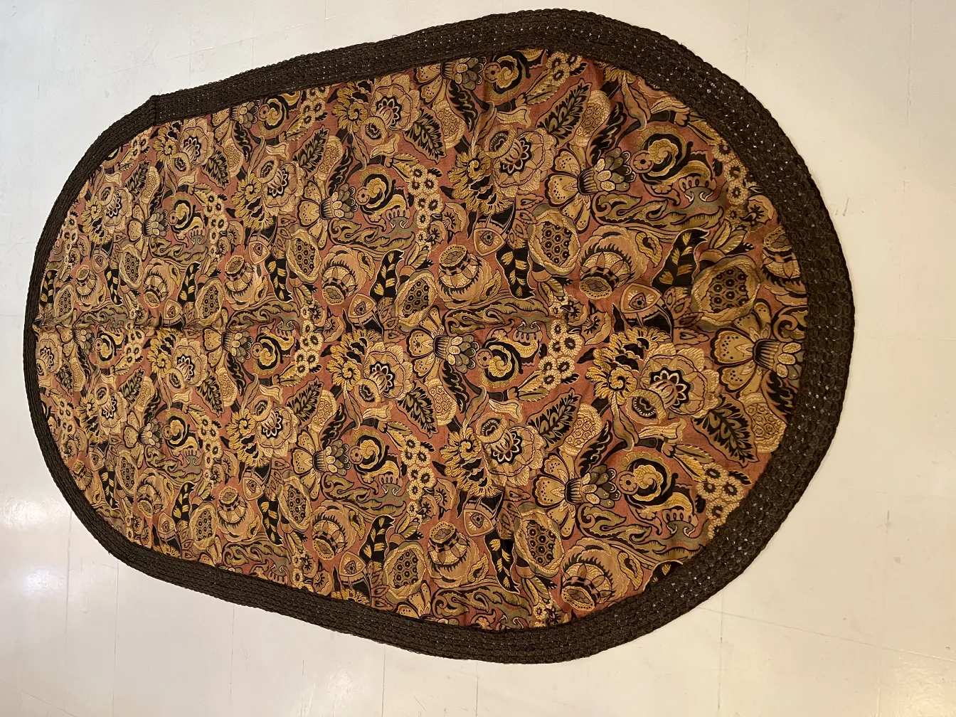 nappe ancienne ovale avec couleurs chaudes et motif floral