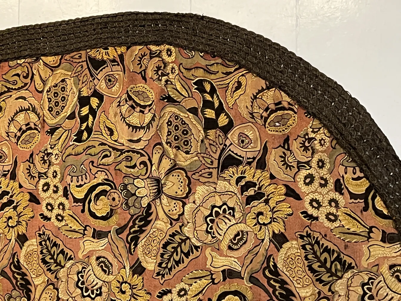 toalha de mesa antiga decorada com flores em tons quentes