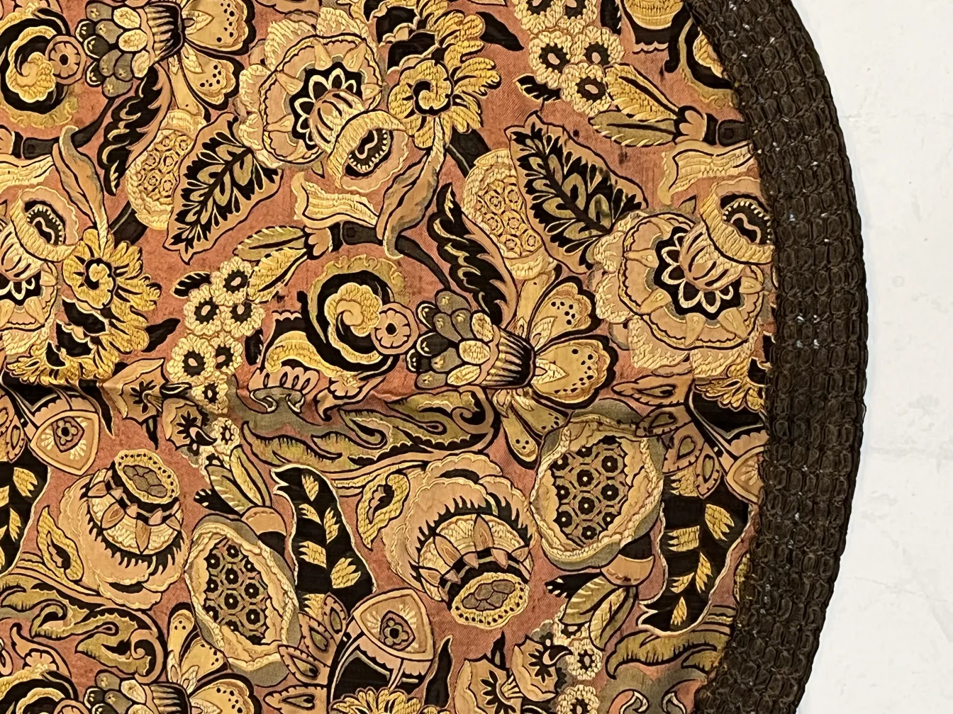 Antike Tischdecke mit lebendigen Farben und detaillierten Blumen