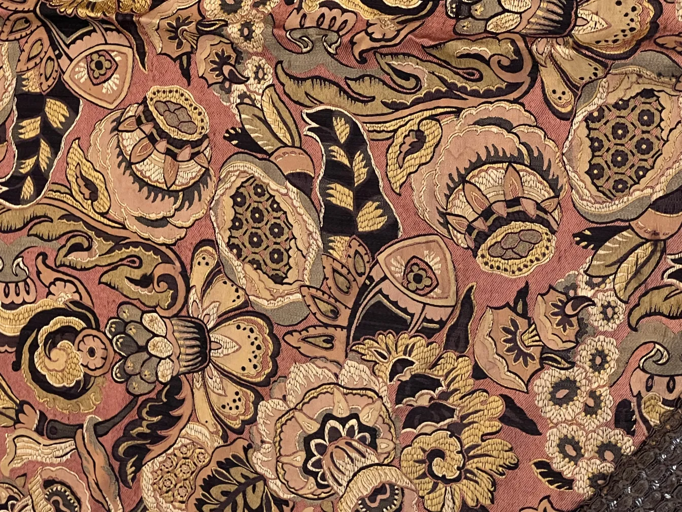 nappe ancienne avec des fleurs dans des tons de rose et doré
