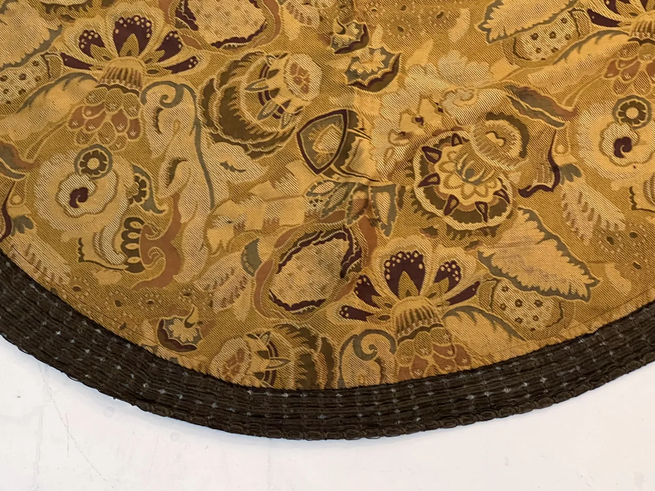 nappe ancienne avec motif floral dans des tons chauds