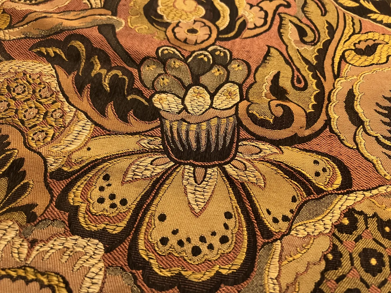 古董桌布带温暖色调的花卉设计