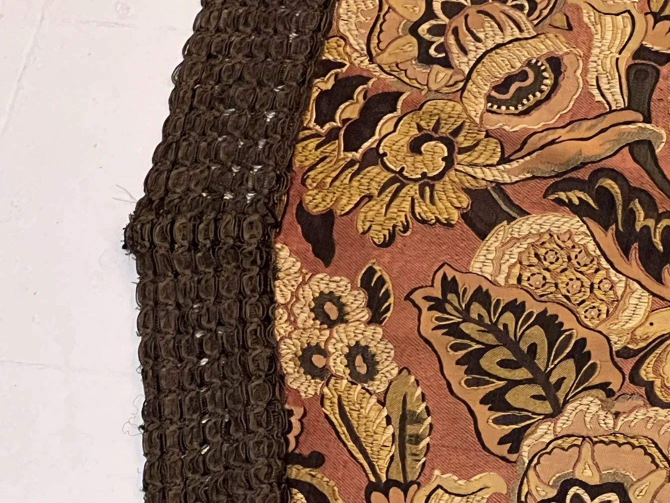 nappe ancienne avec motif floral jaune et marron