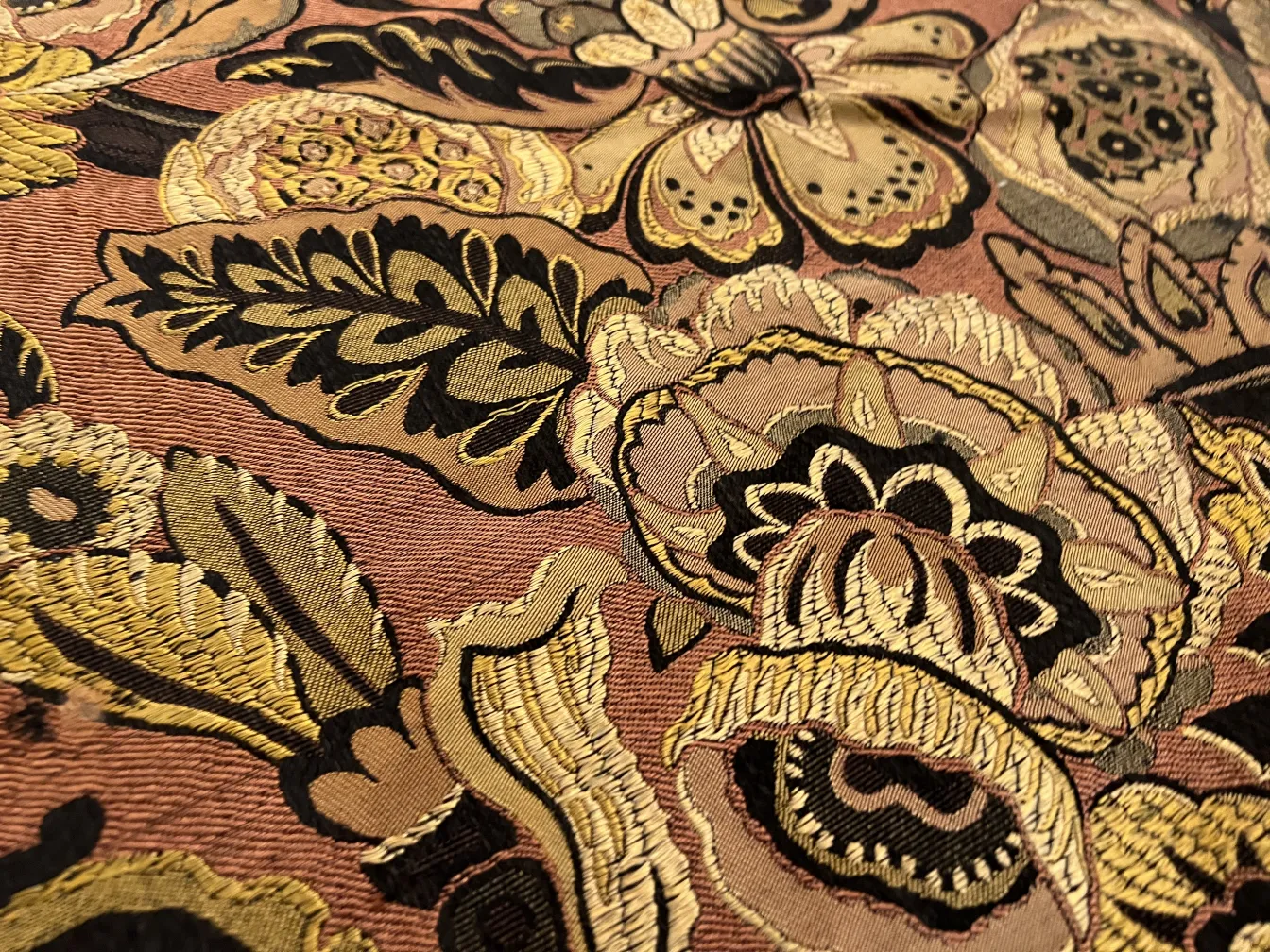 nappe ancienne décorée de fleurs de différentes couleurs