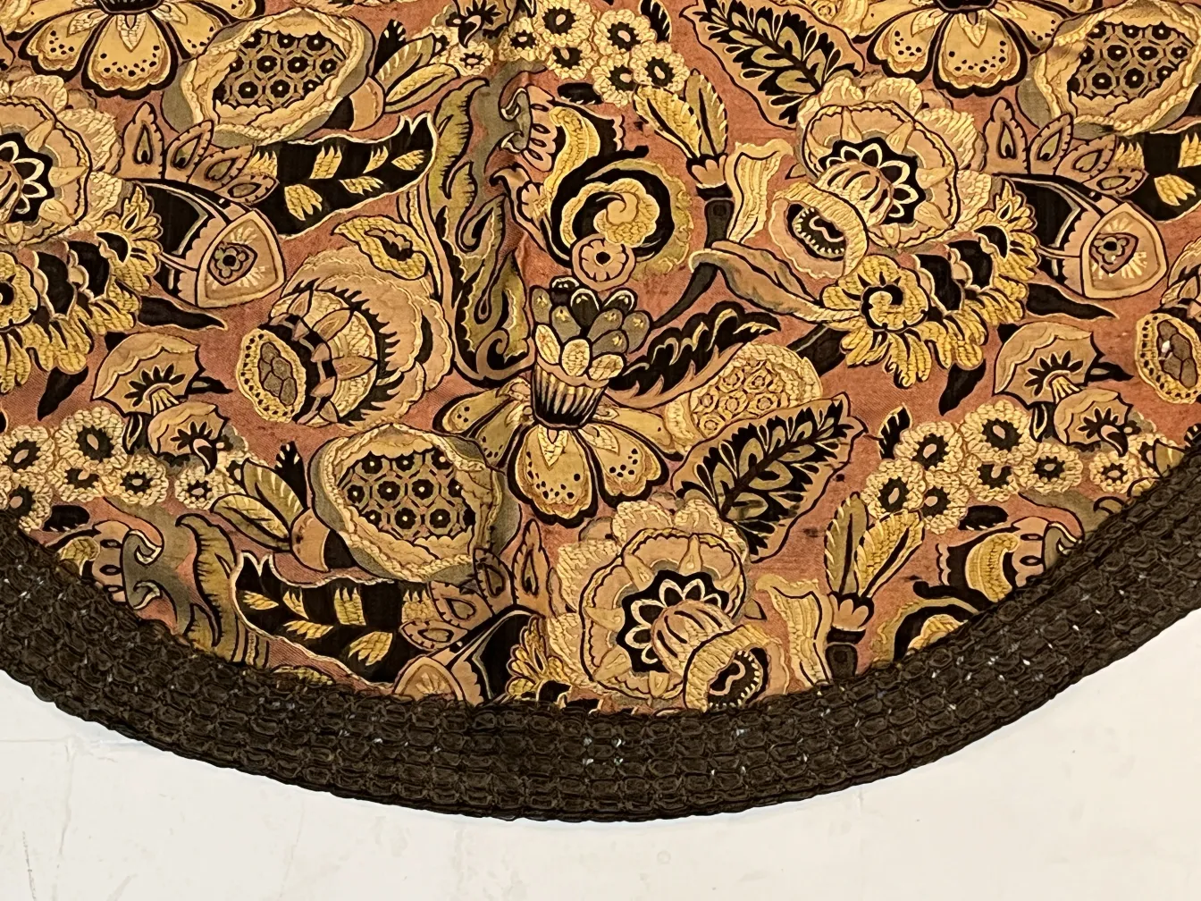 nappe ancienne avec des motifs floraux dans des tons chauds