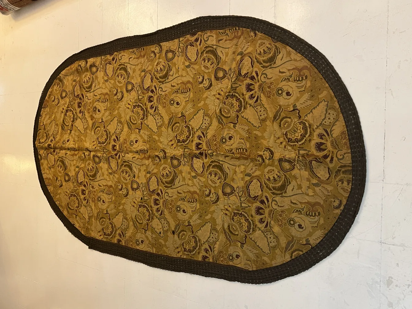 toalha de mesa antiga com padrão floral sobre fundo amarelo