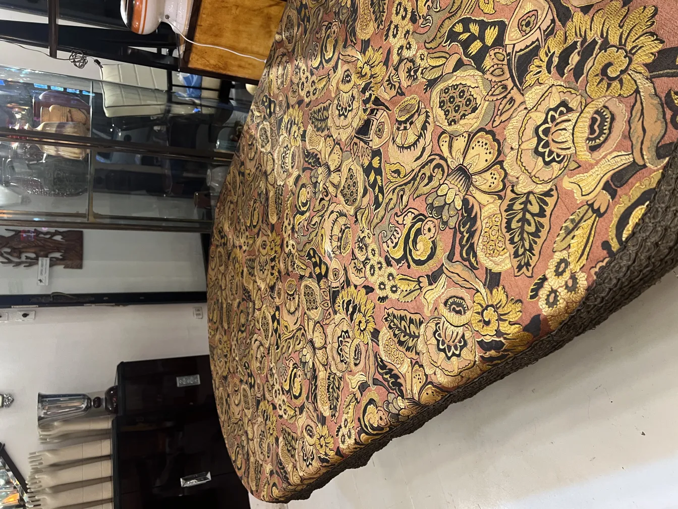 nappe ancienne avec des motifs floraux colorés dans le contexte