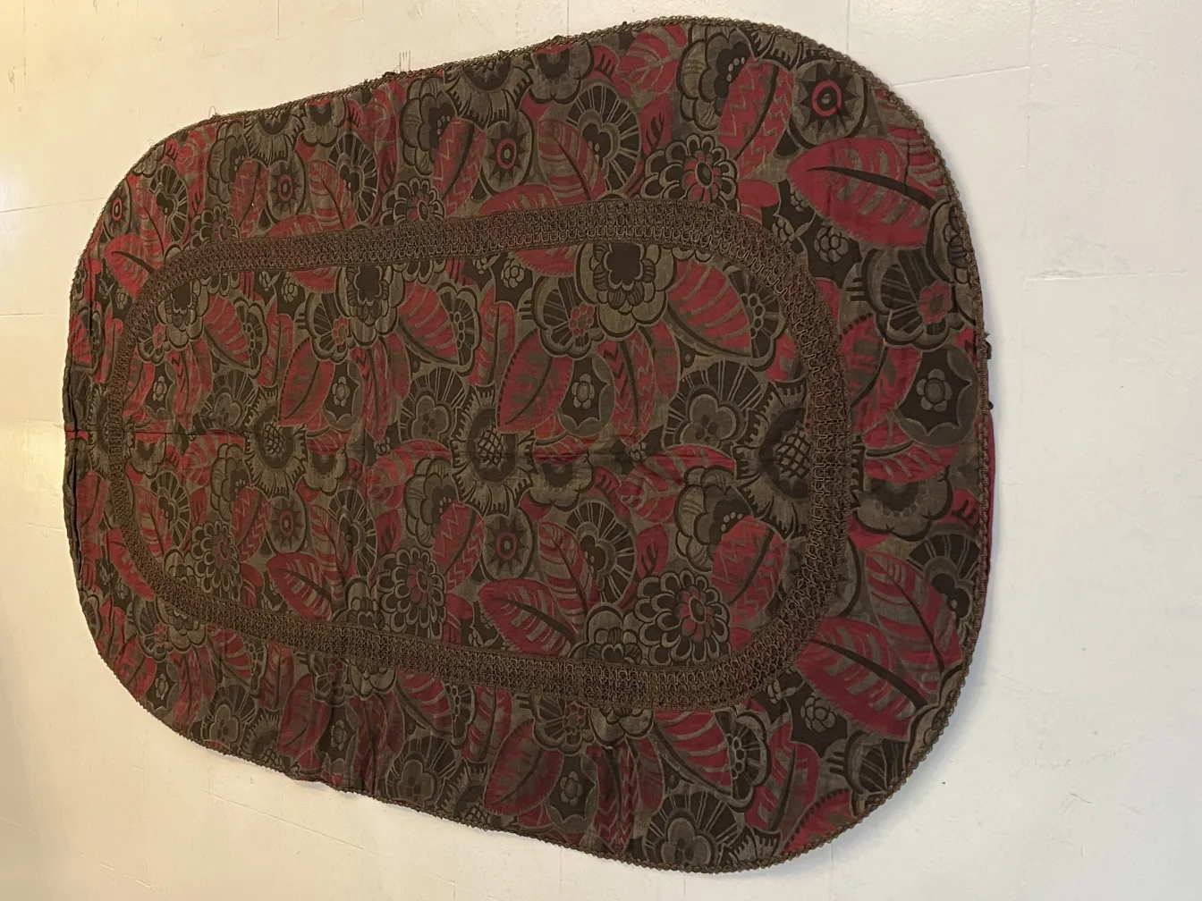 مفرش مائدة قديم بنقوش زهور داكنة