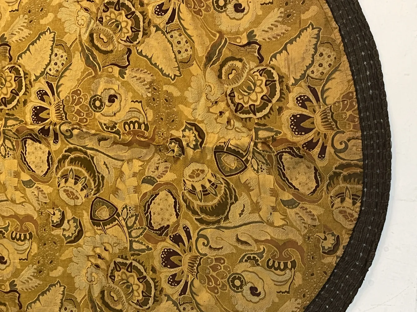 nappe ancienne avec fond doré et motifs floraux foncés