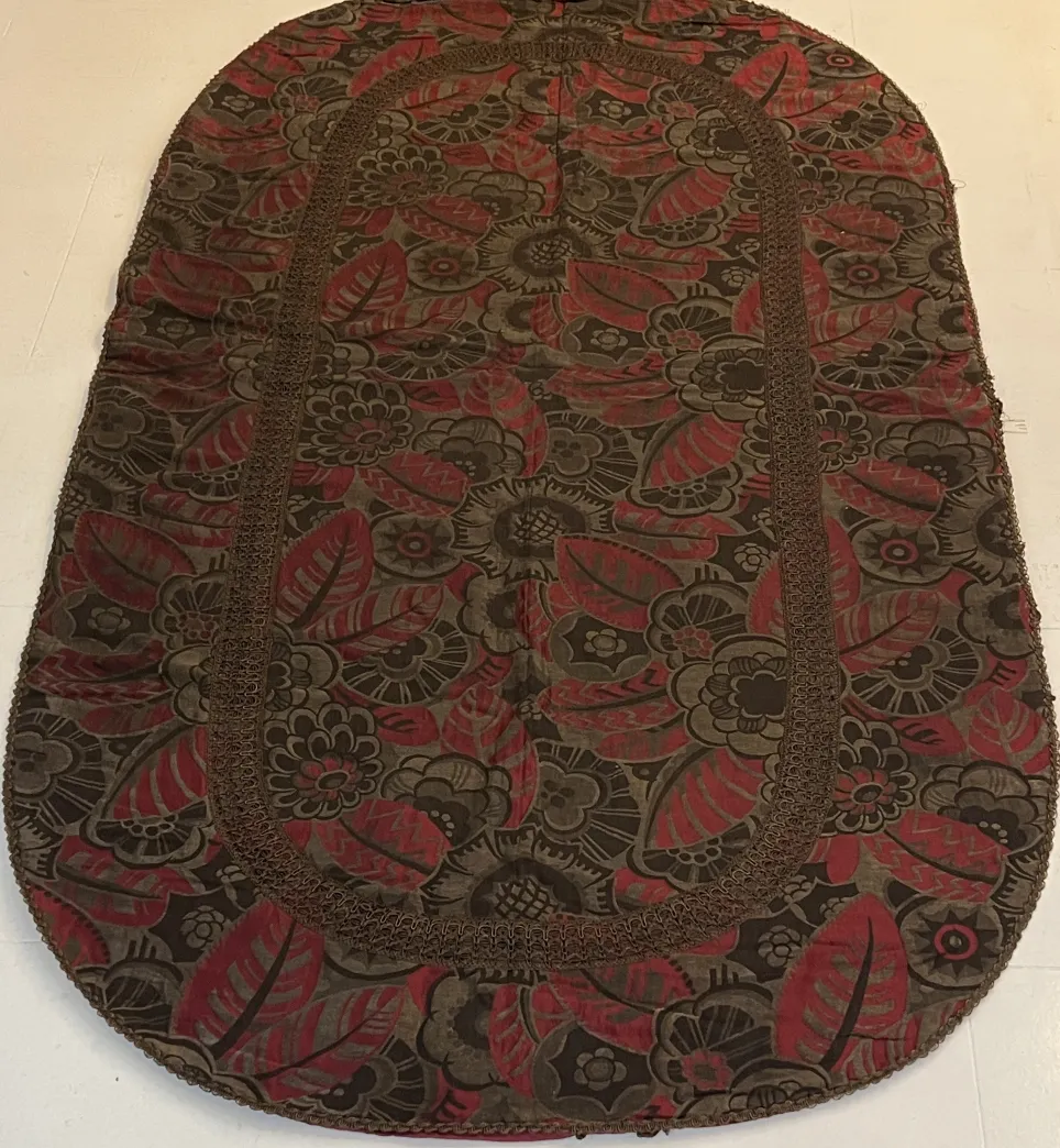 nappe antique avec motifs floraux dans des tons sombres