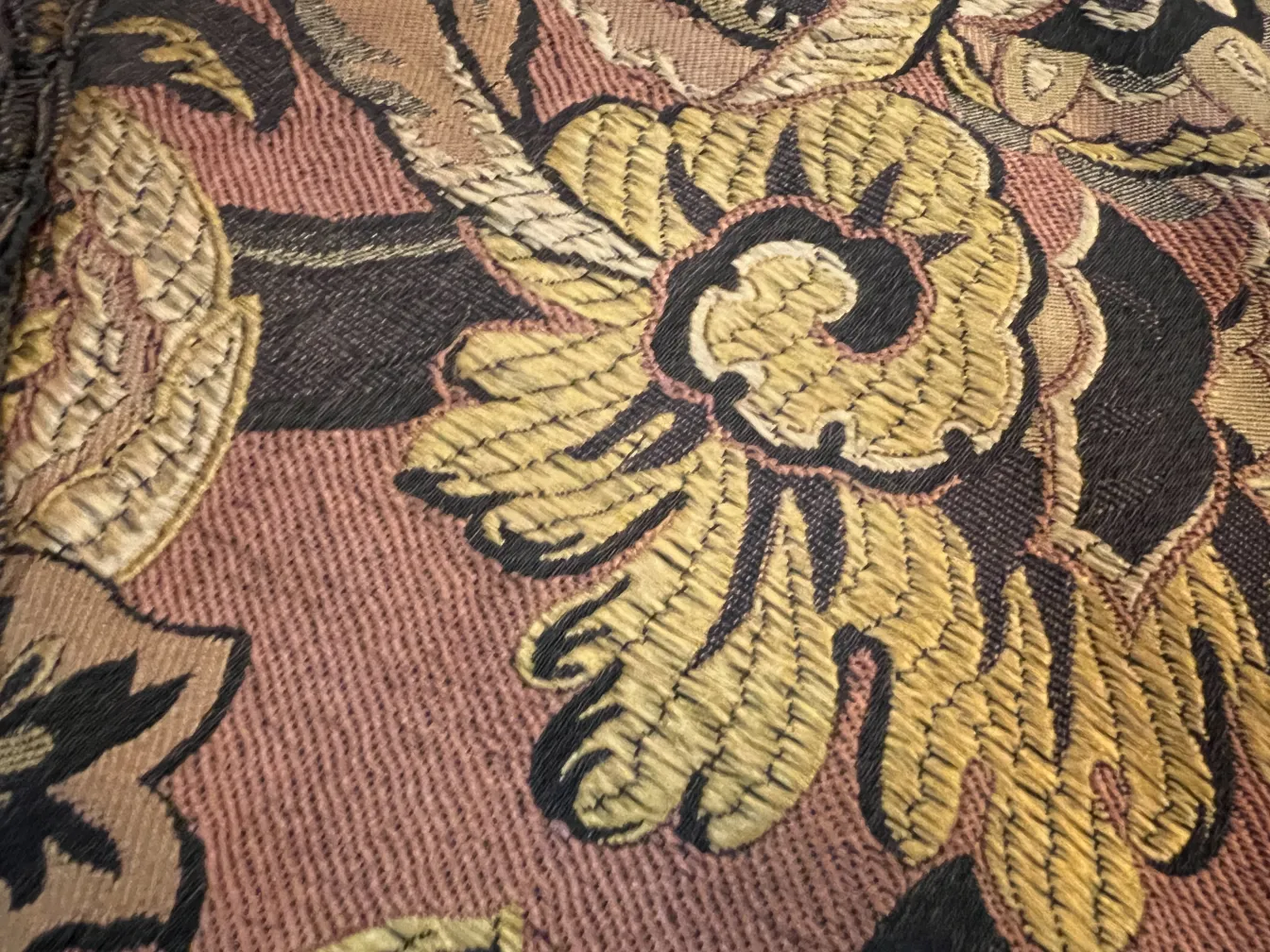 nappe ancienne avec motif floral doré sur fond marron