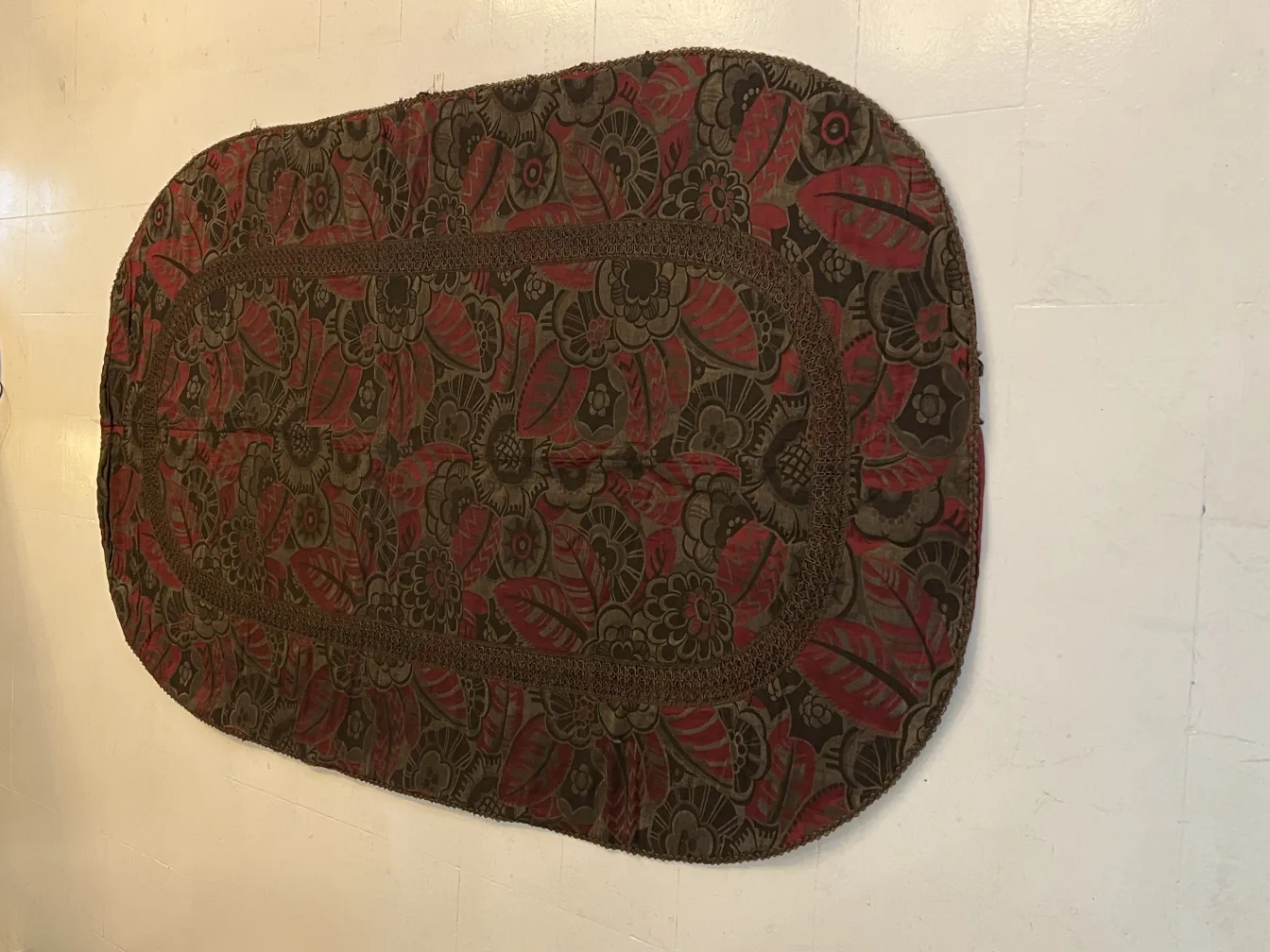 nappe antique décorative avec motif floral en tons bruns et rouges