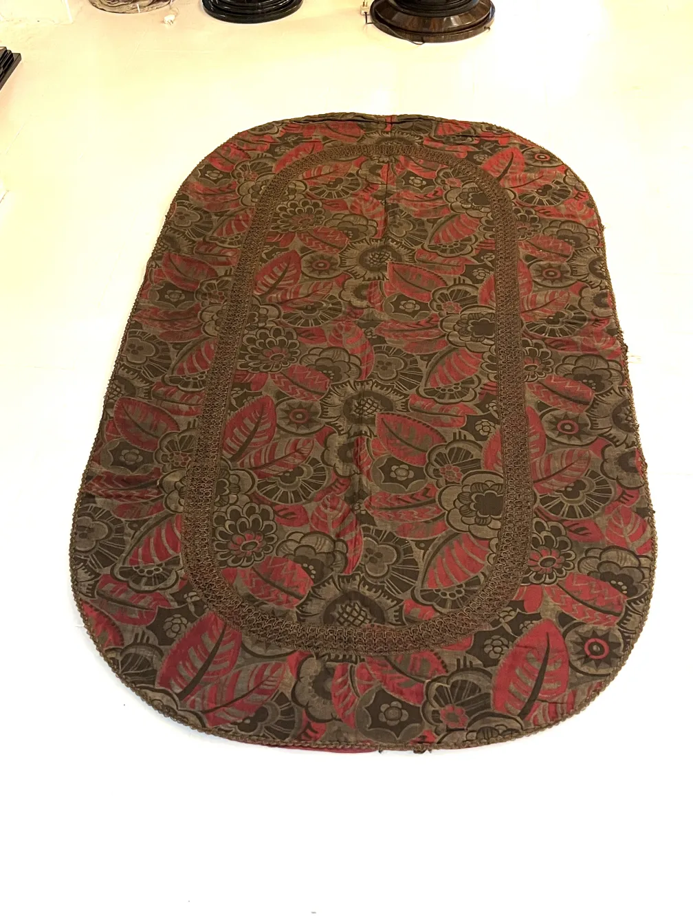 toalha de mesa antiga com design floral vibrante, ambiente acolhedor