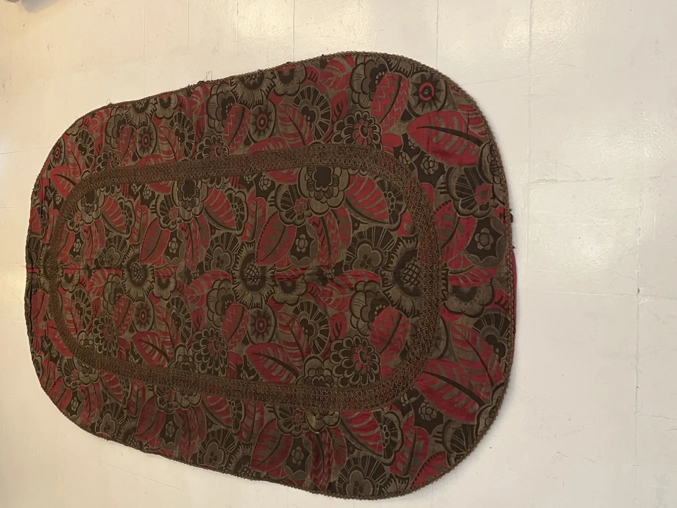 antike tischdecke, dekoriert mit roten blumen und blättern