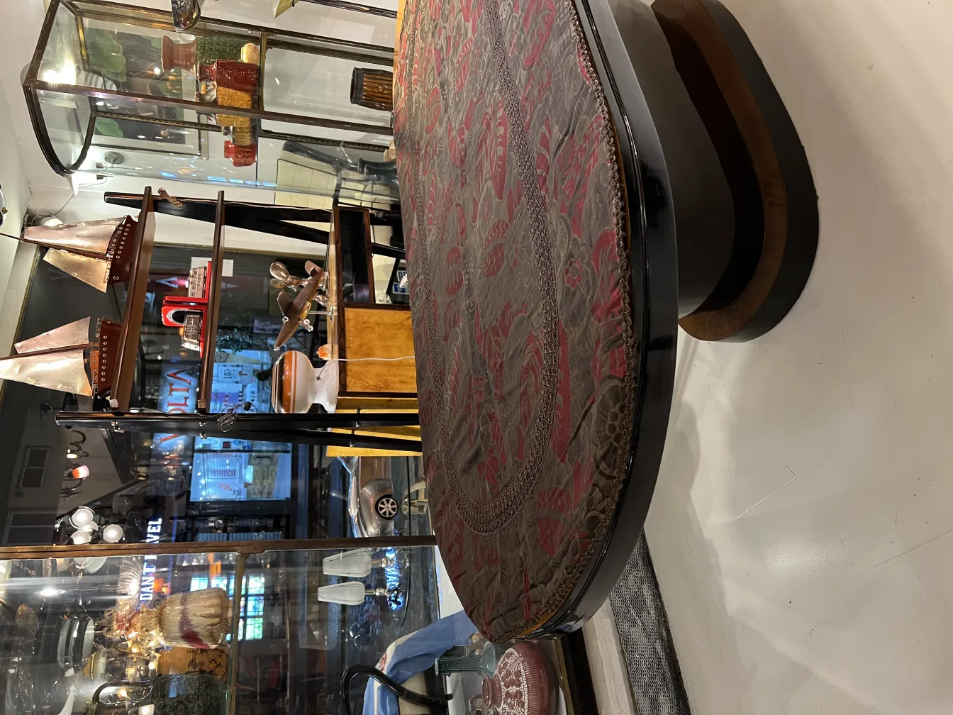 tovaglia d'antiquariato con motivi floreali in un contesto vintage