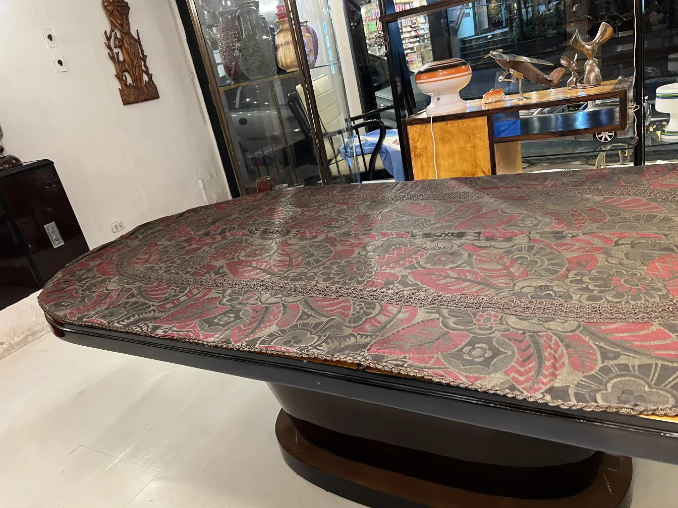 nappe ancienne décorative avec motif floral aux tons rouges