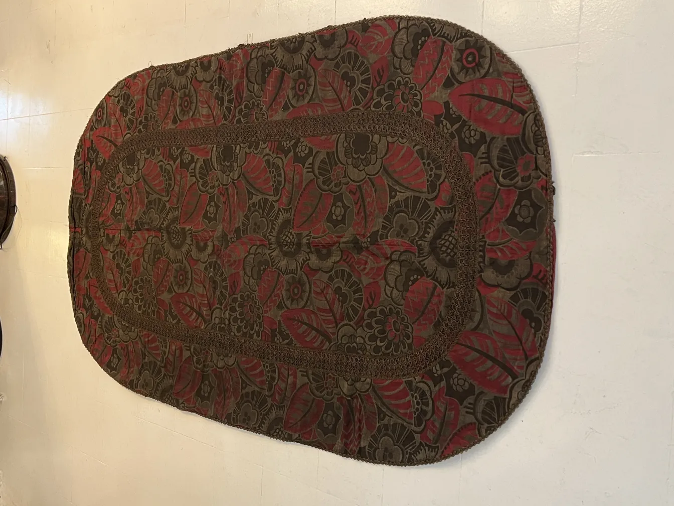 nappe antique avec motifs de fleurs rouges et feuilles vertes sur fond sombre