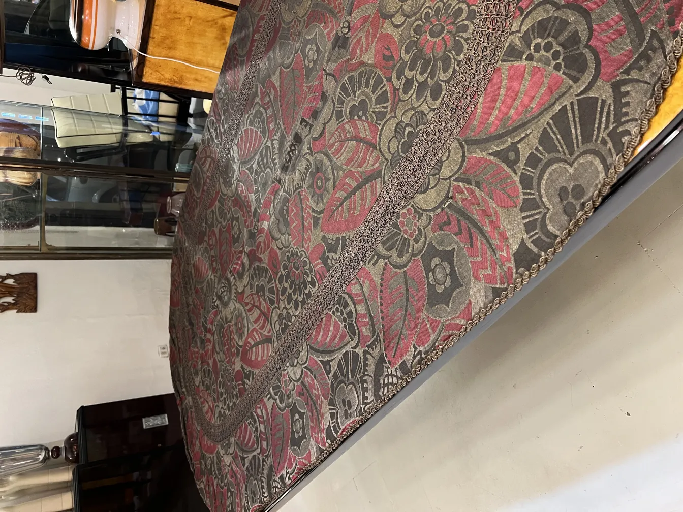 toalha de mesa antiga com padrão floral e cores vibrantes