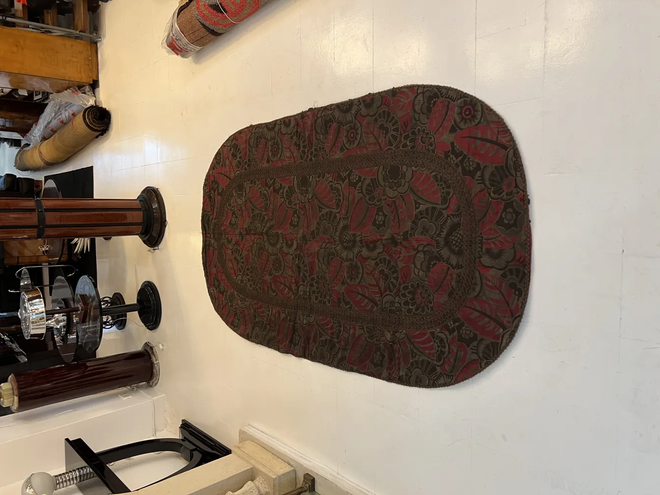 mantel antigüo con diseño de flores en un ambiente clásico