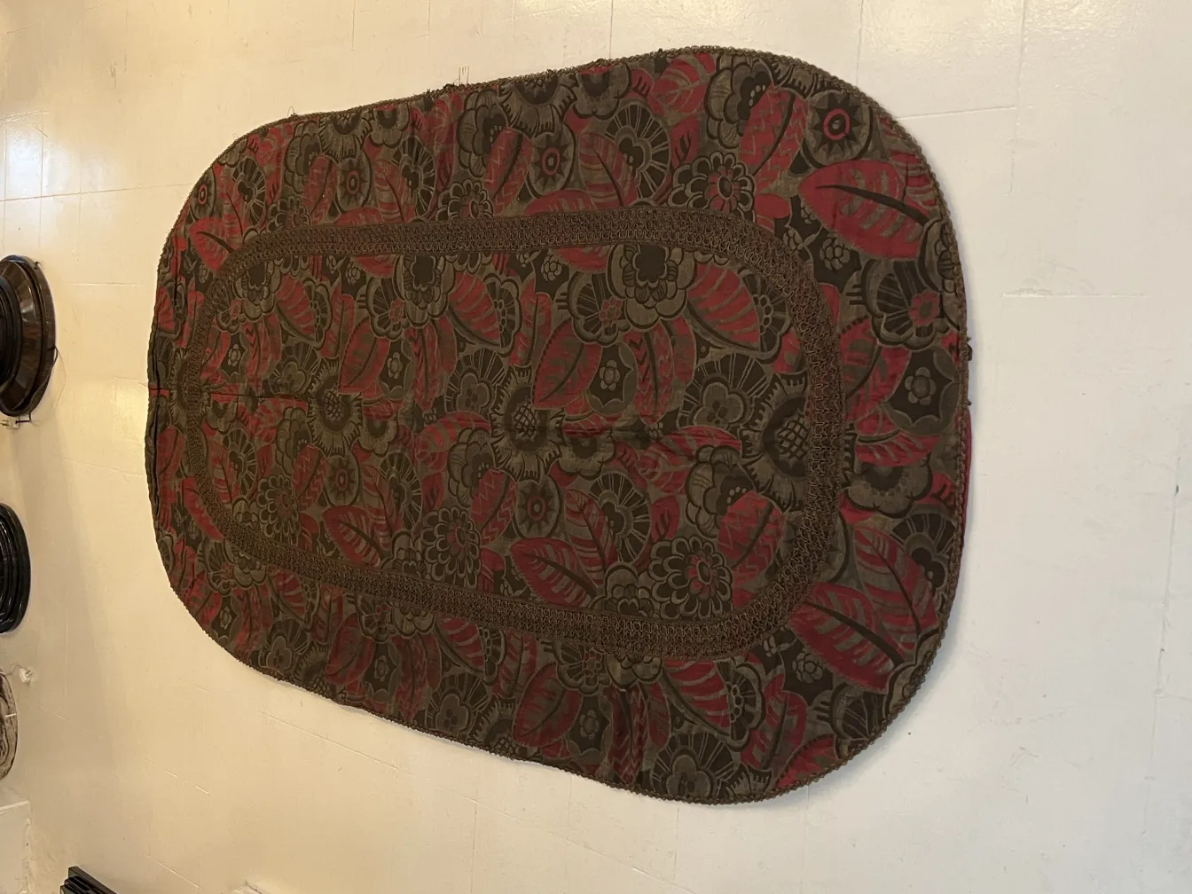 nappe ancienne décorée de fleurs rouges et de feuilles vertes