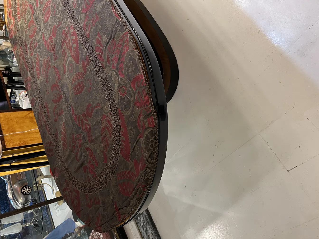 nappe antique décorative dans des tons bruns avec des fleurs rouges