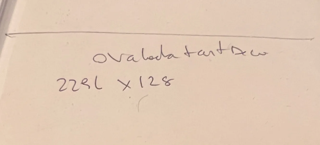 प्राचीन अंडाकार मेज़पोश जिसमें सजावट के विवरण हैं