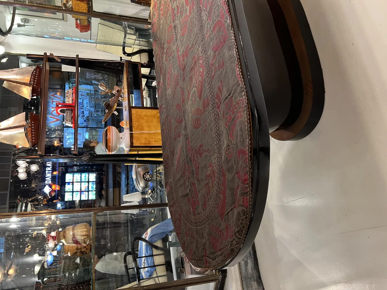 tovaglia antica con motivo floreale in tonalità scure, in un ambiente vintage