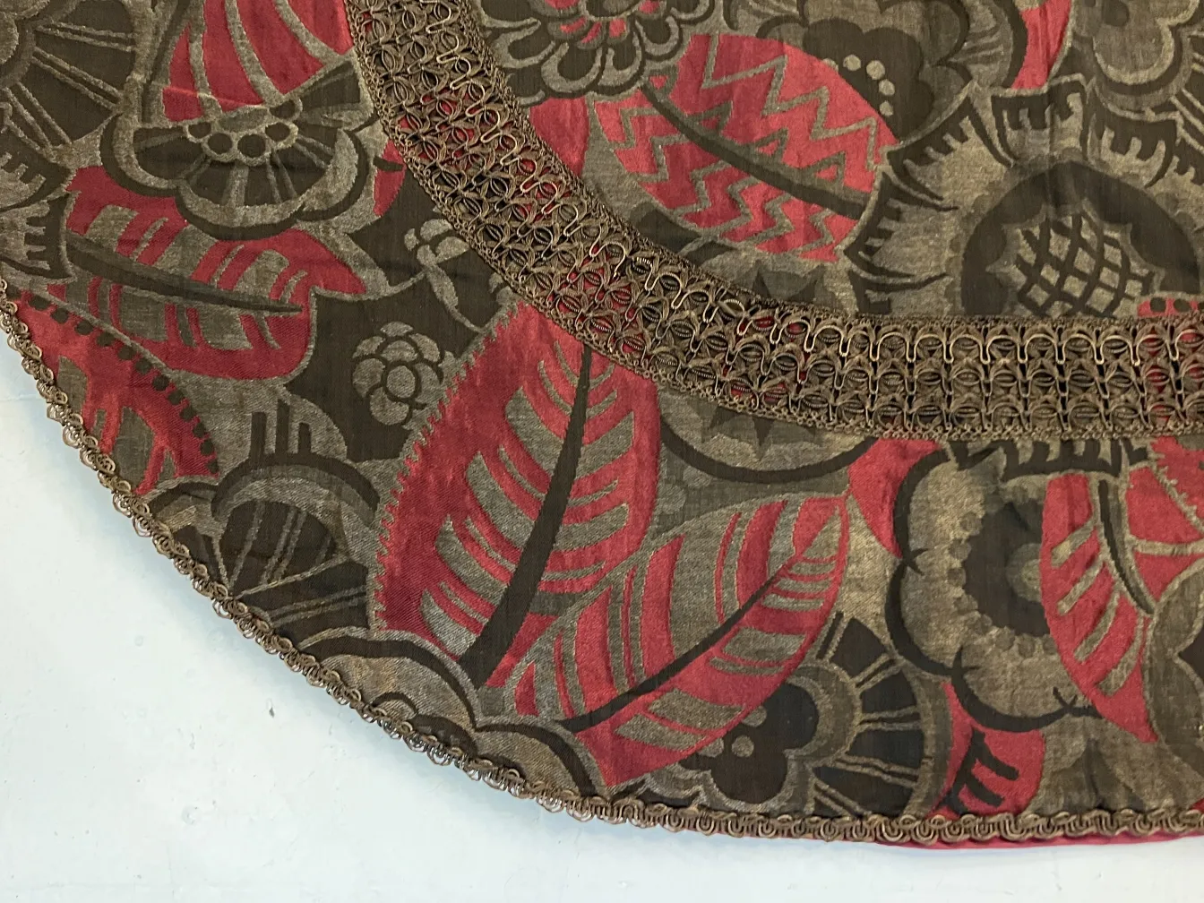 античная скатерть с декоративными узорами цветов и листьев