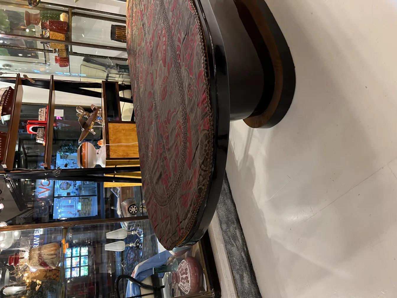 mantel antiguo con diseño colorido en un ambiente elegante