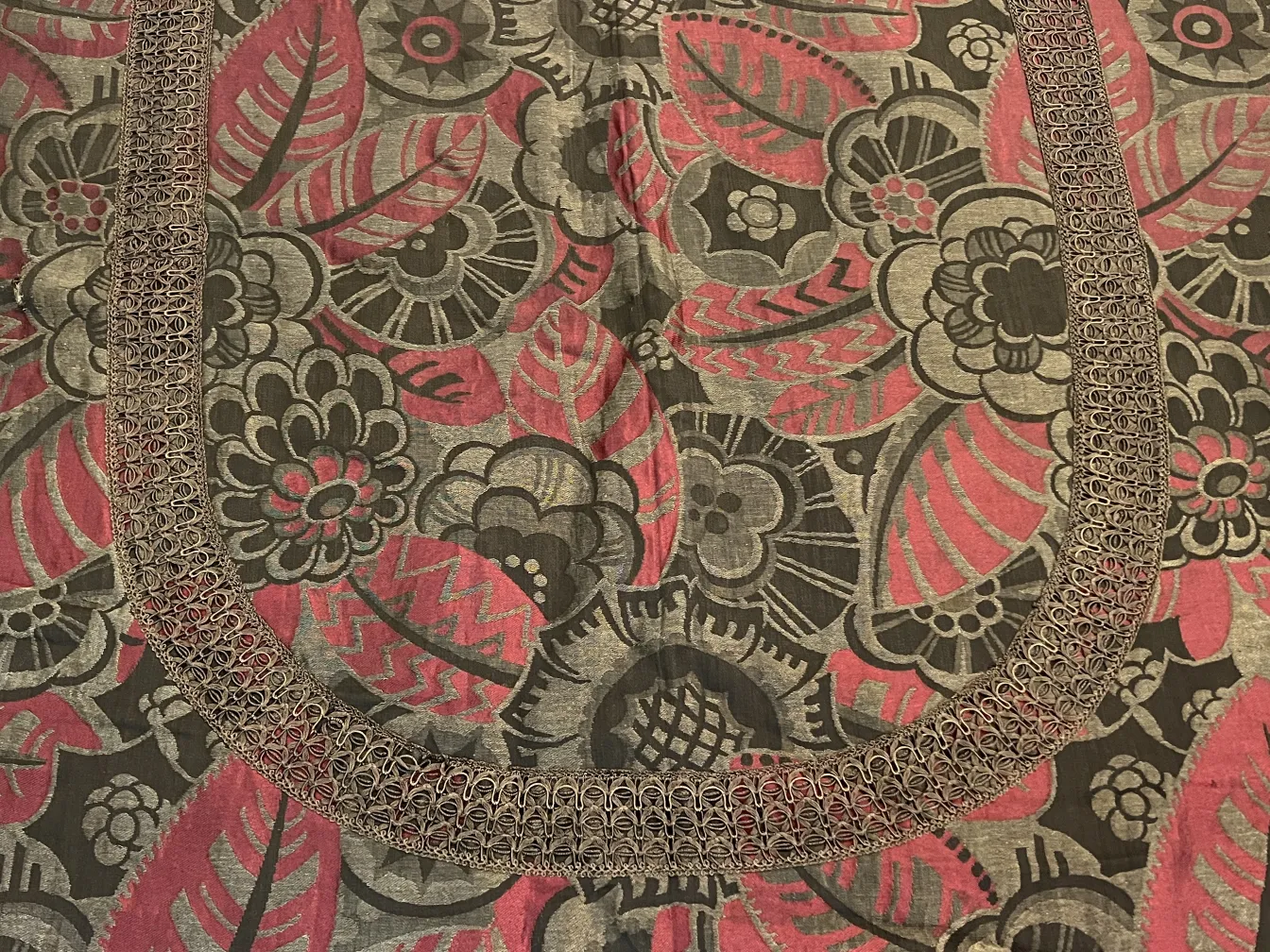 nappe ancienne décorée de motifs floraux et de feuilles