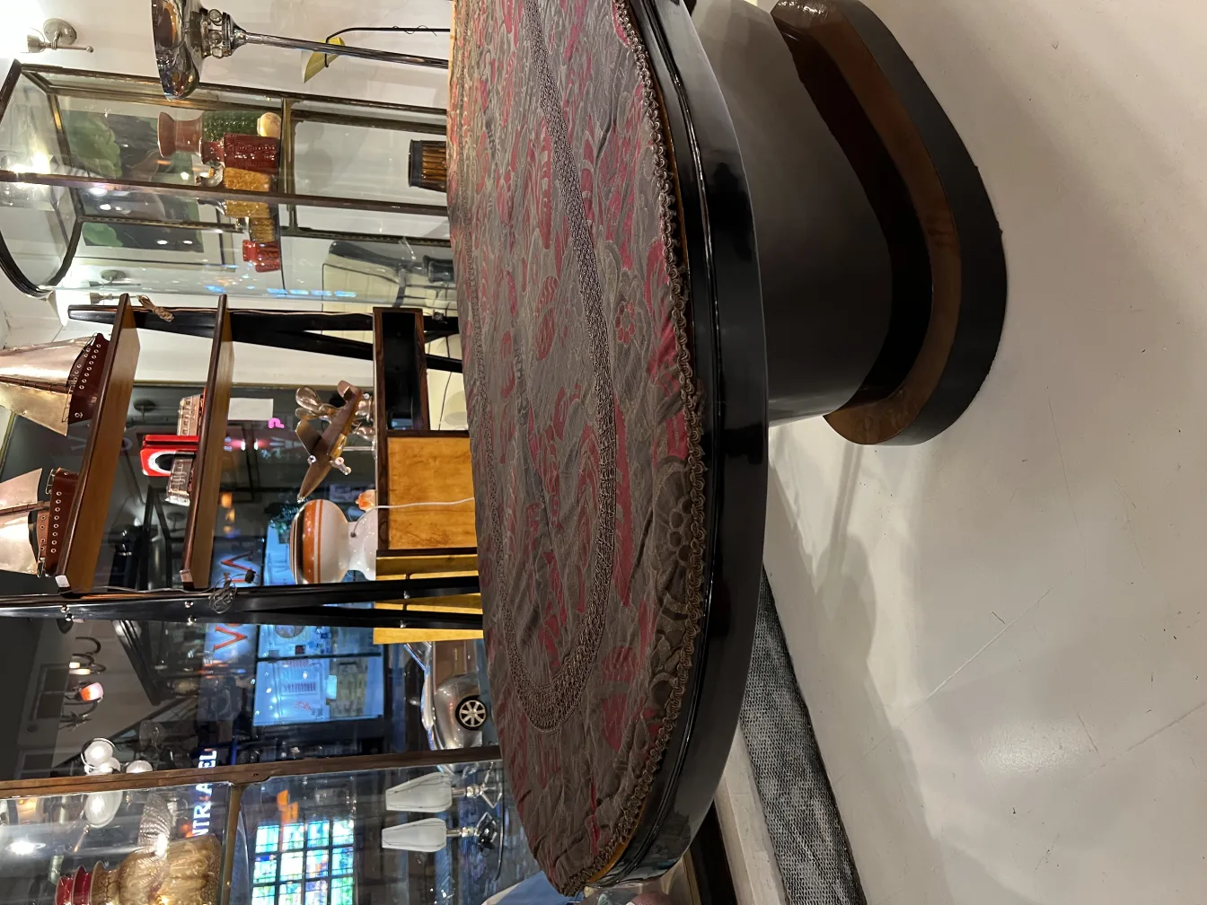 पुरातन मेज़पोश में पुष्प डिज़ाइन एक काली मेज़ पर