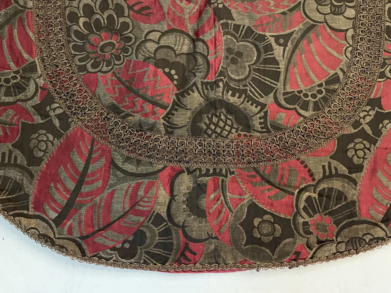 古董圆形桌布，带有花卉图案和刺绣边缘