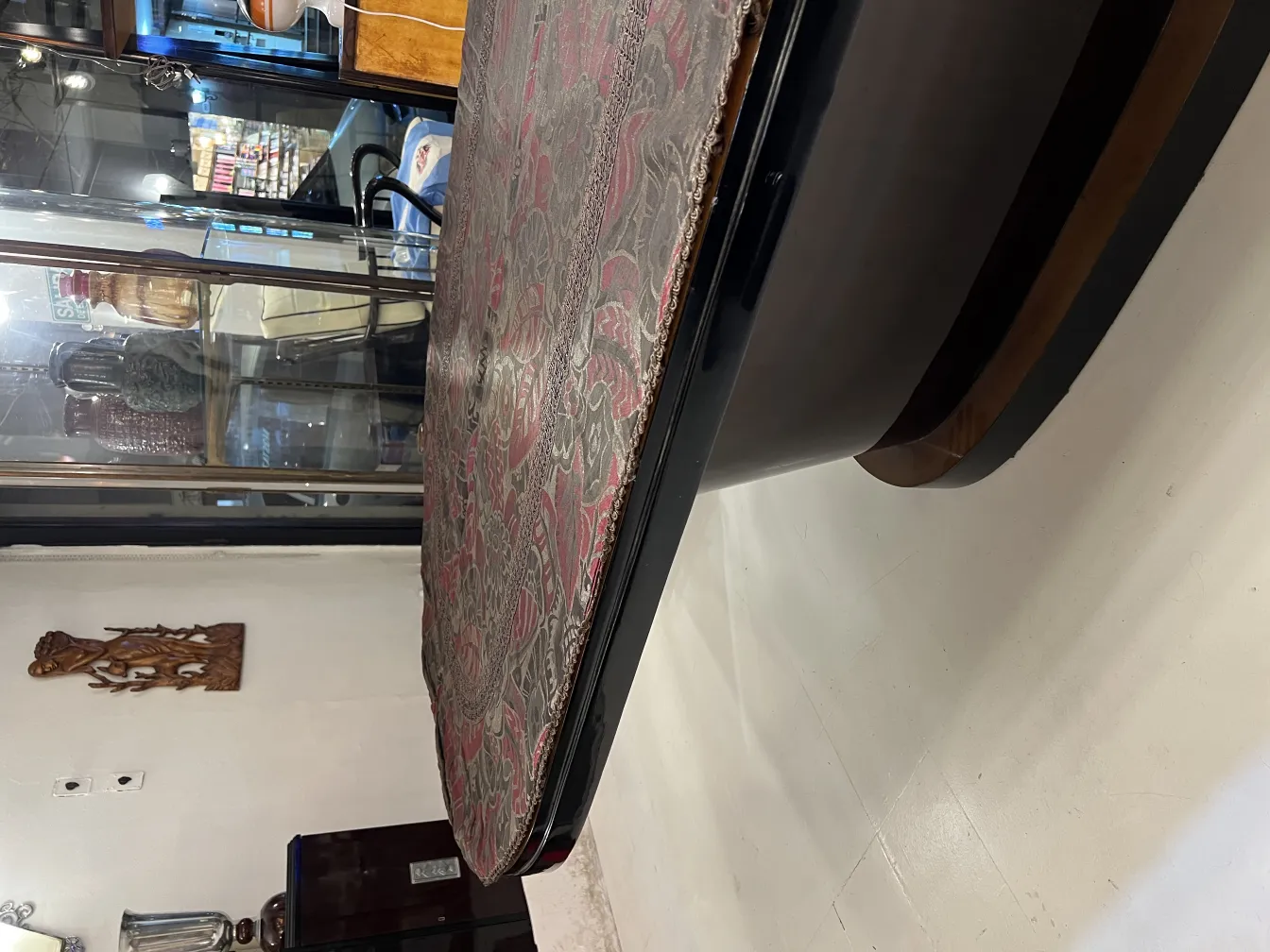 प्राचीन सजावटी मेज़पोश विंटेज सेटिंग में