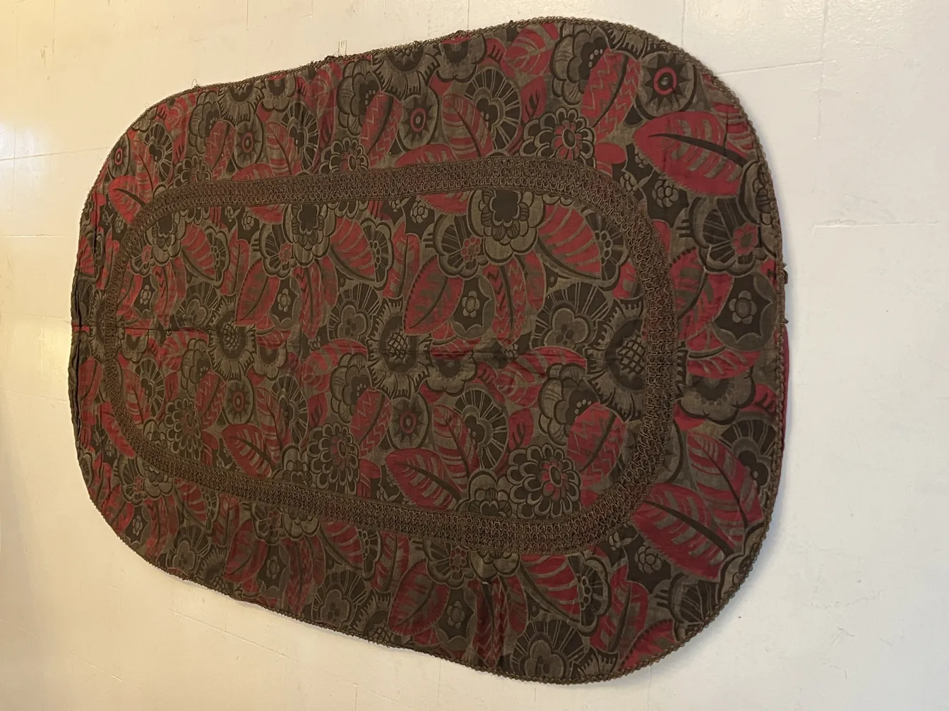 alte Tischdecke mit Blumenmuster in Braun und Rot