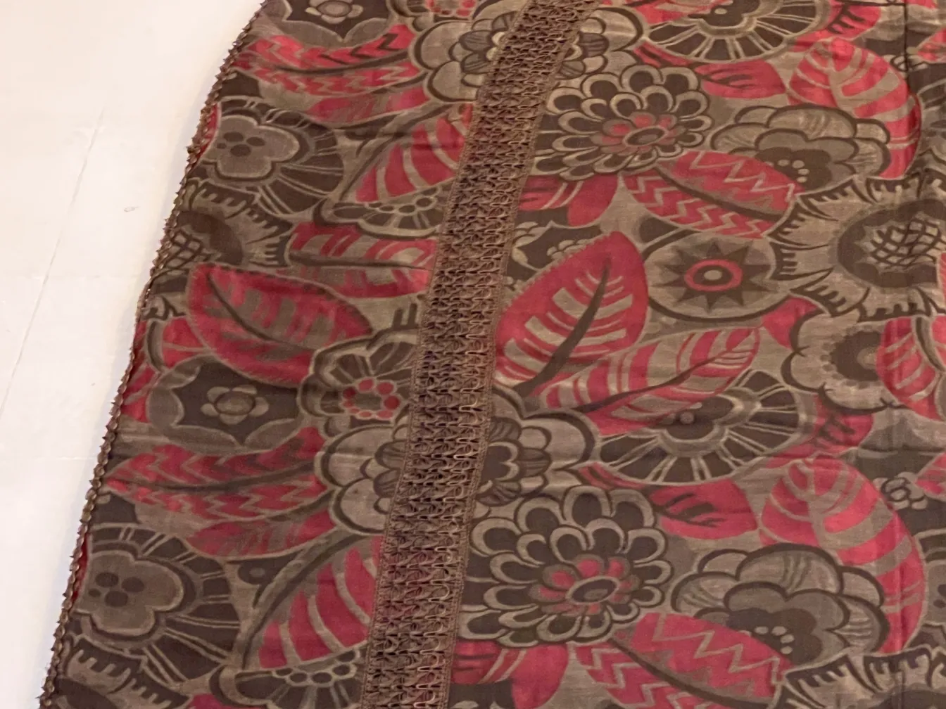nappe ancienne avec motif floral coloré en rouge et marron