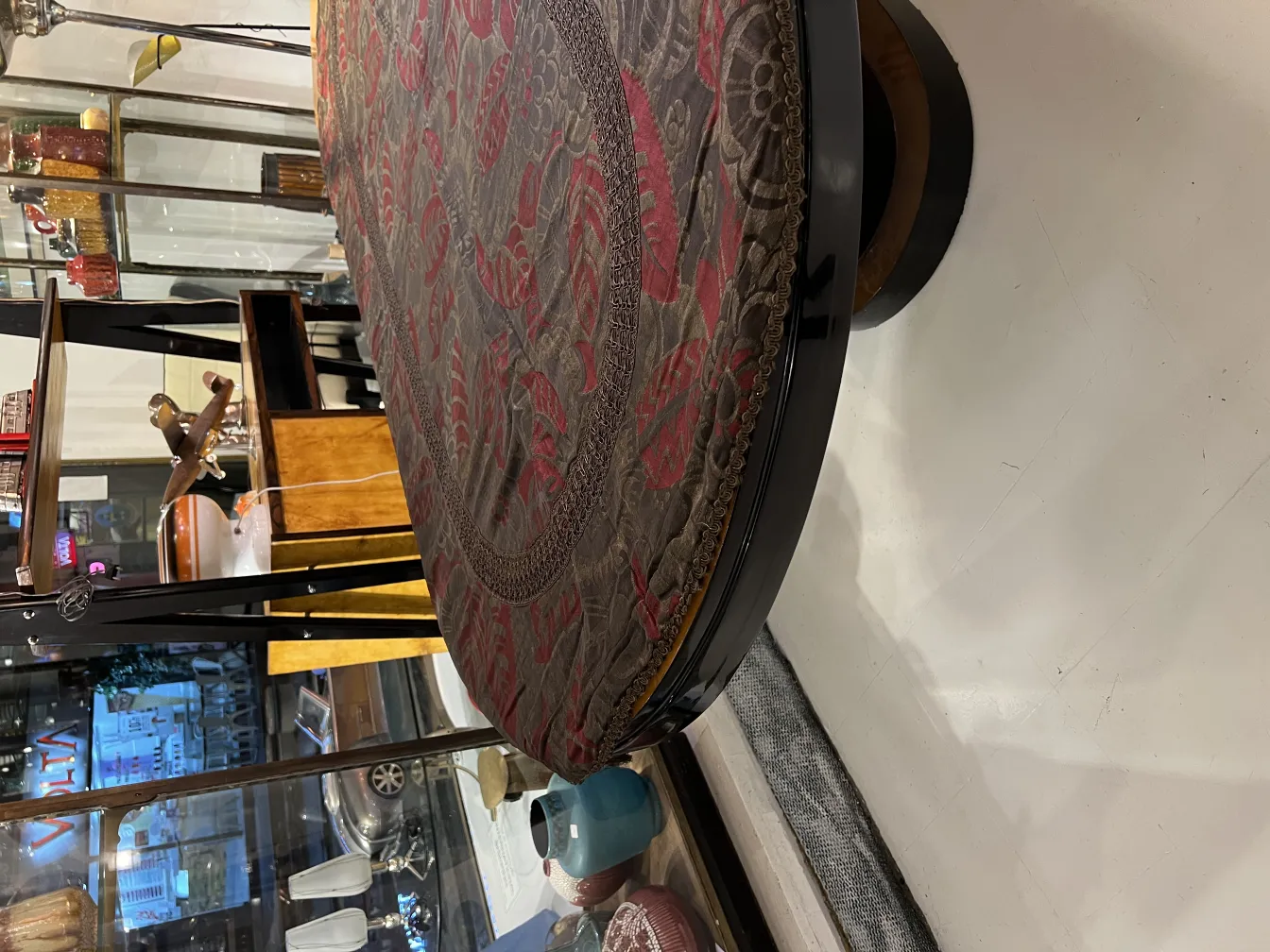 nappe ancienne décorative avec motif floral en tons de rouge