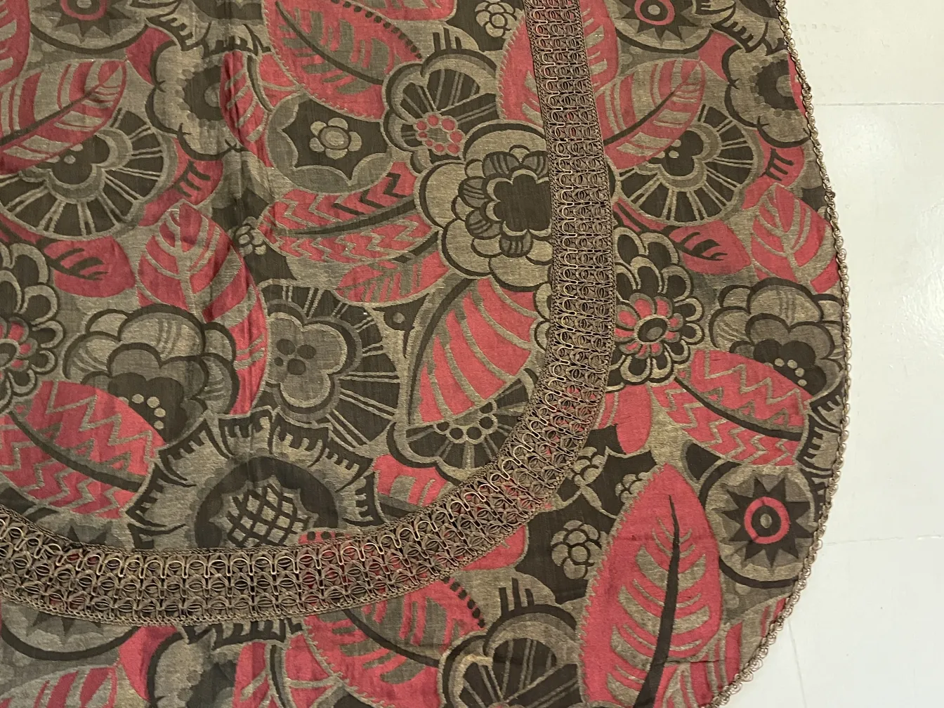 toalha de mesa antiga com estampa de flores em vermelho e preto, ambiente elegante.