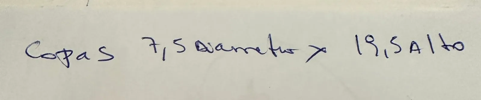 ستة أكواب عتيقة على طاولة، مرتبة بأناقة.