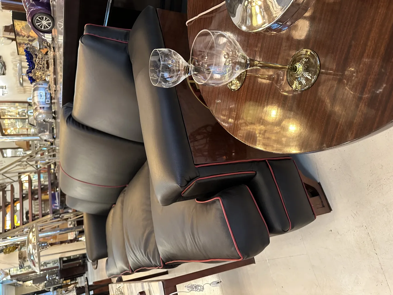 six verres élégants sur une table moderne avec un canapé