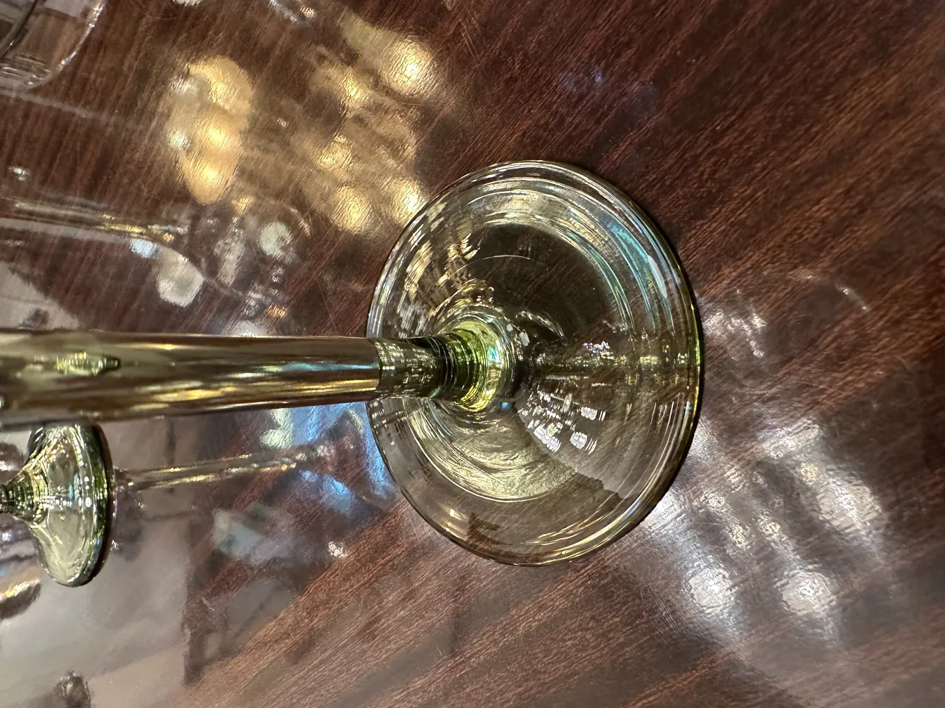 6 antike Gläser auf einem Tisch, elegant und glänzend