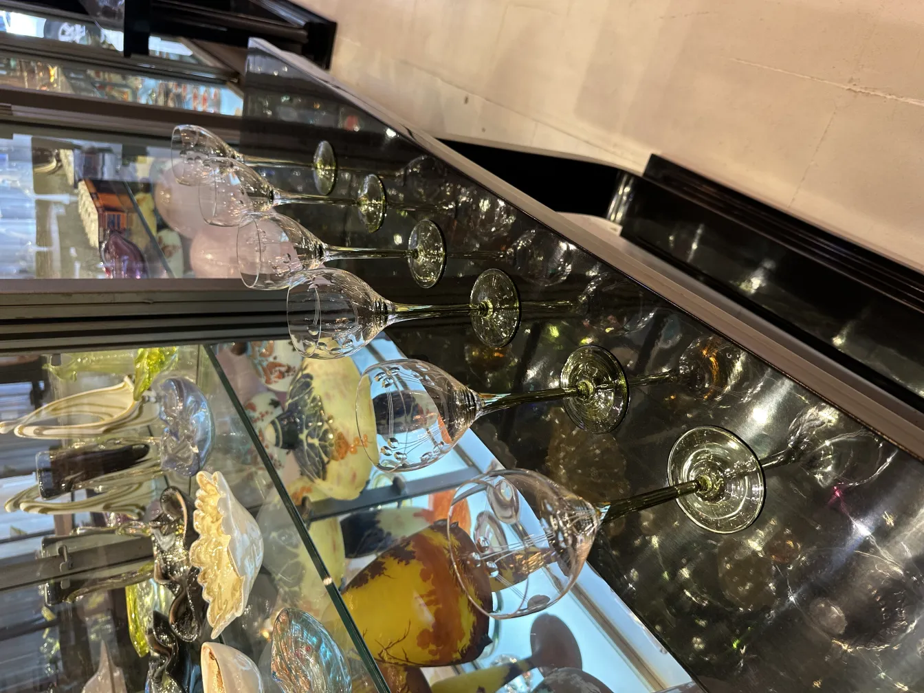 六个古老的杯子展示在一个柜子里有各种物品