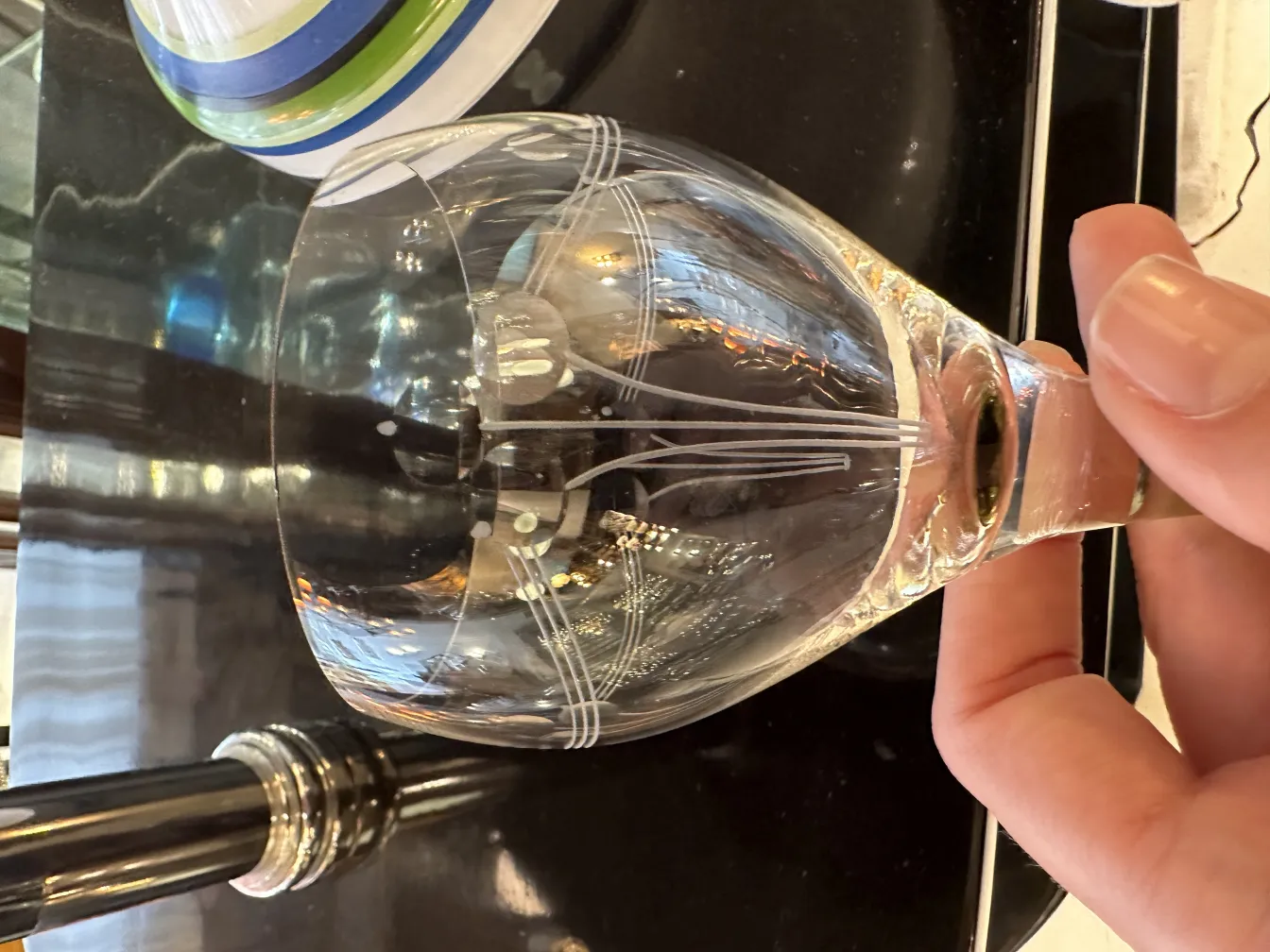 छह प्राचीन गिलास जिनमें नक्काशी, सुंदर सजावट, गहरा पृष्ठभूमि।