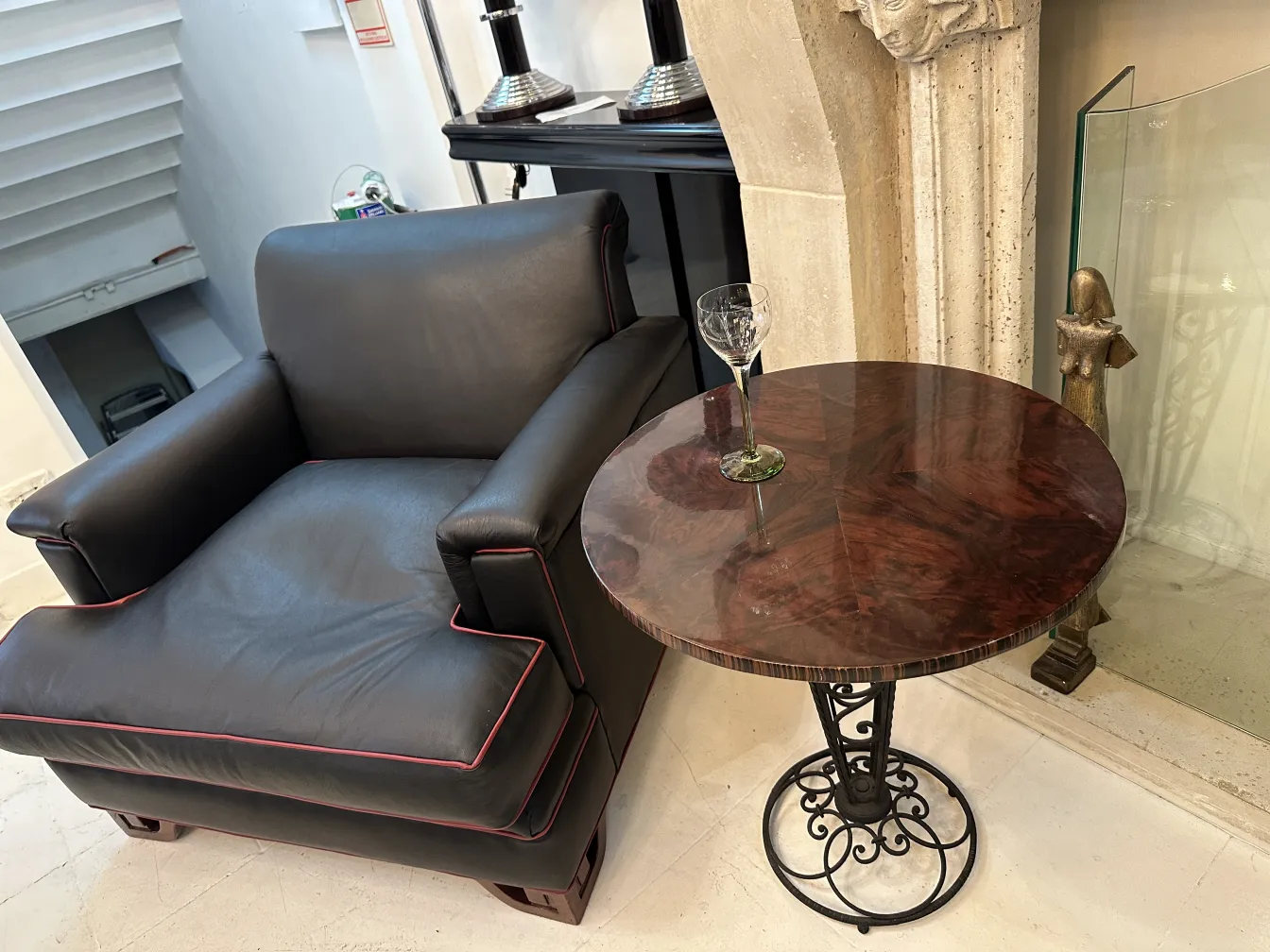 6 bicchieri antichi su un tavolo elegante con dettagli decorativi