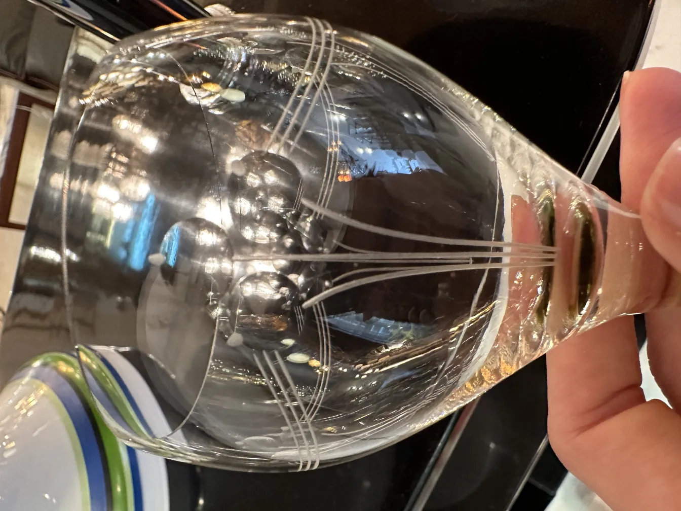 Six verres anciens avec un design élégant et transparent dans un cadre accueillant.