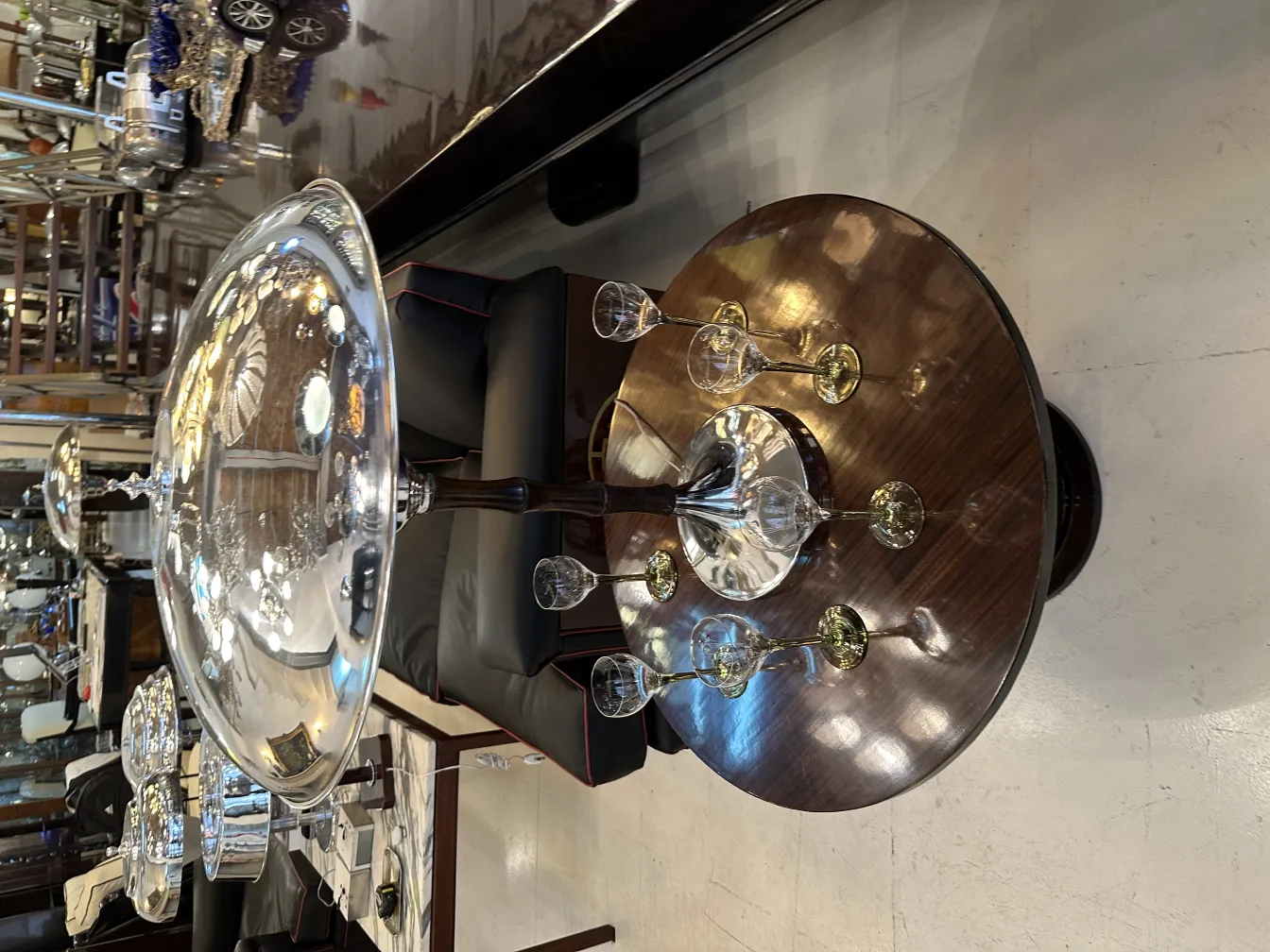 six verres anciens sur une table brillante avec un fond élégant